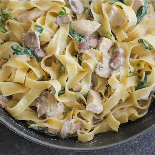 Paste cu pui și ciuperci